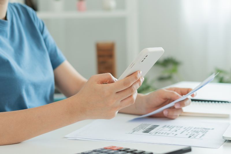 Business owner using Invoice scanning software